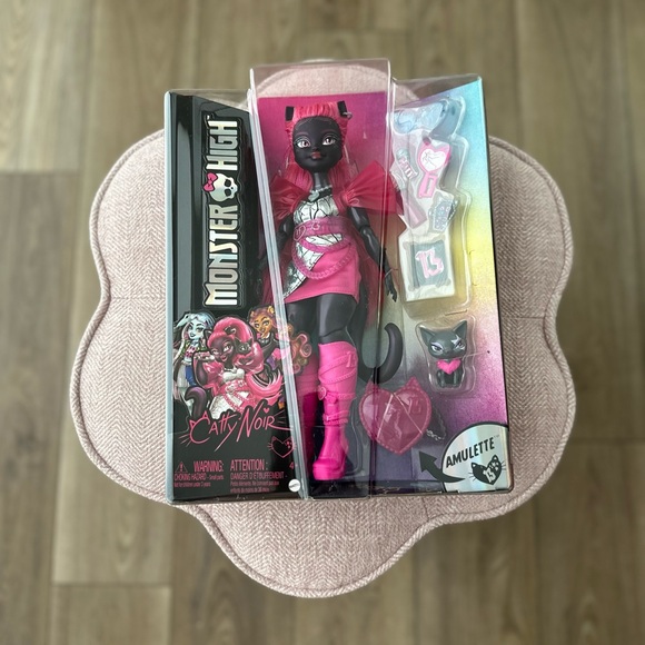 Monster High ~ Catty Noir Doll with Amulette - Picture 1 of 1